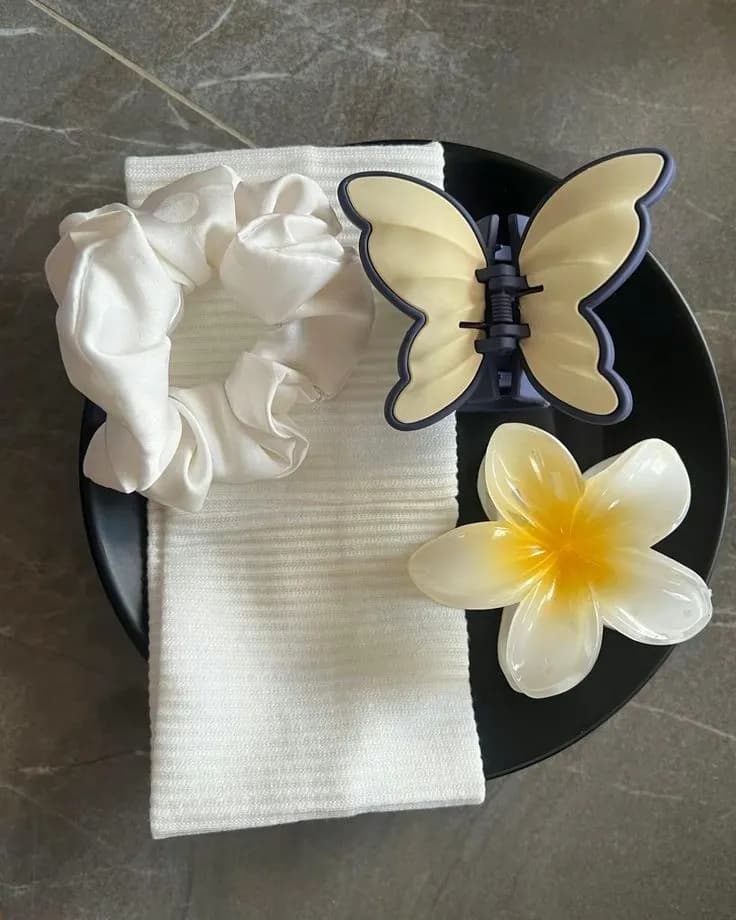 1/2 claw clip, 1 big headband,with one scrunchies